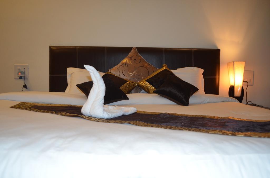 Red Orchid Hotel Meerut Eksteriør billede